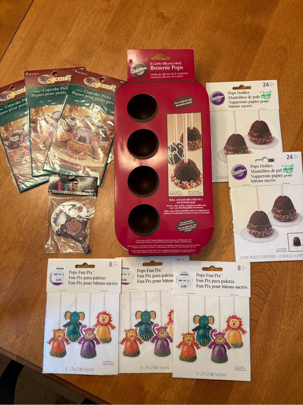 Wilton Brown Silicone Brownie Pops Mold with Multicolor Animal Picks